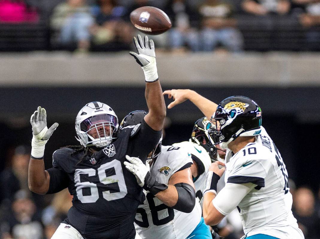 Raiders defensive tackle Adam Butler (69) attempts to block a pass by Jacksonville Jaguars quar ...