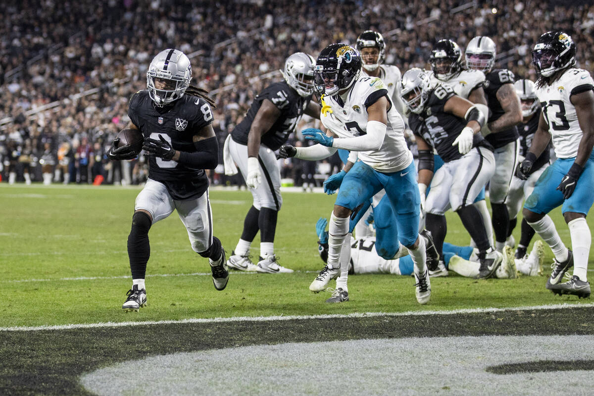 Raiders running back Ameer Abdullah (8) runs into the end zone for a touchdown during the secon ...