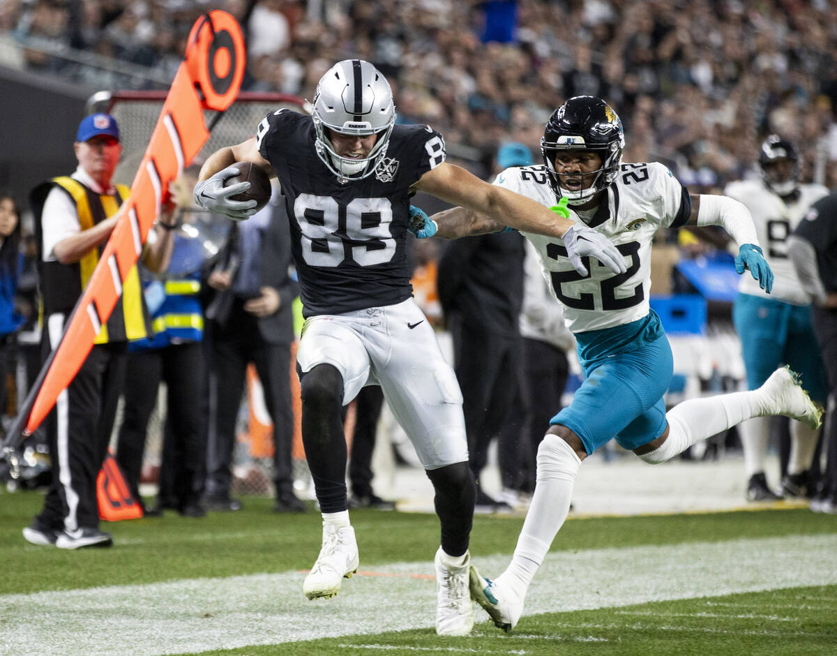 Raiders tight end Brock Bowers (89) tiptoes the sideline to stay in bounds during the second ha ...