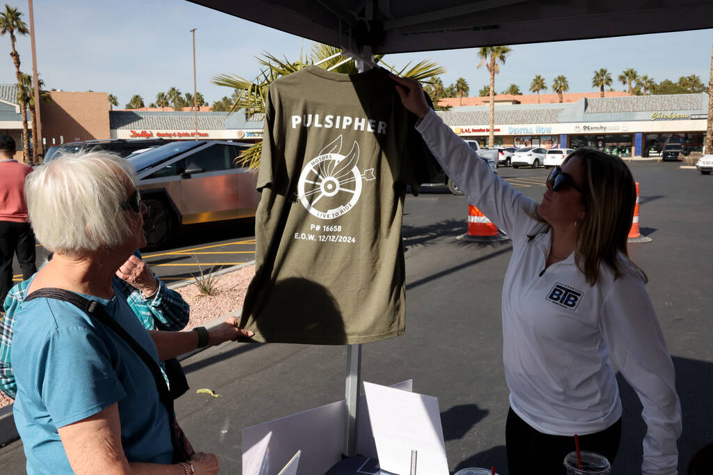 Candice Leigh, left, buys a T-shirt honoring Metropolitan Police Department officer Colton Puls ...