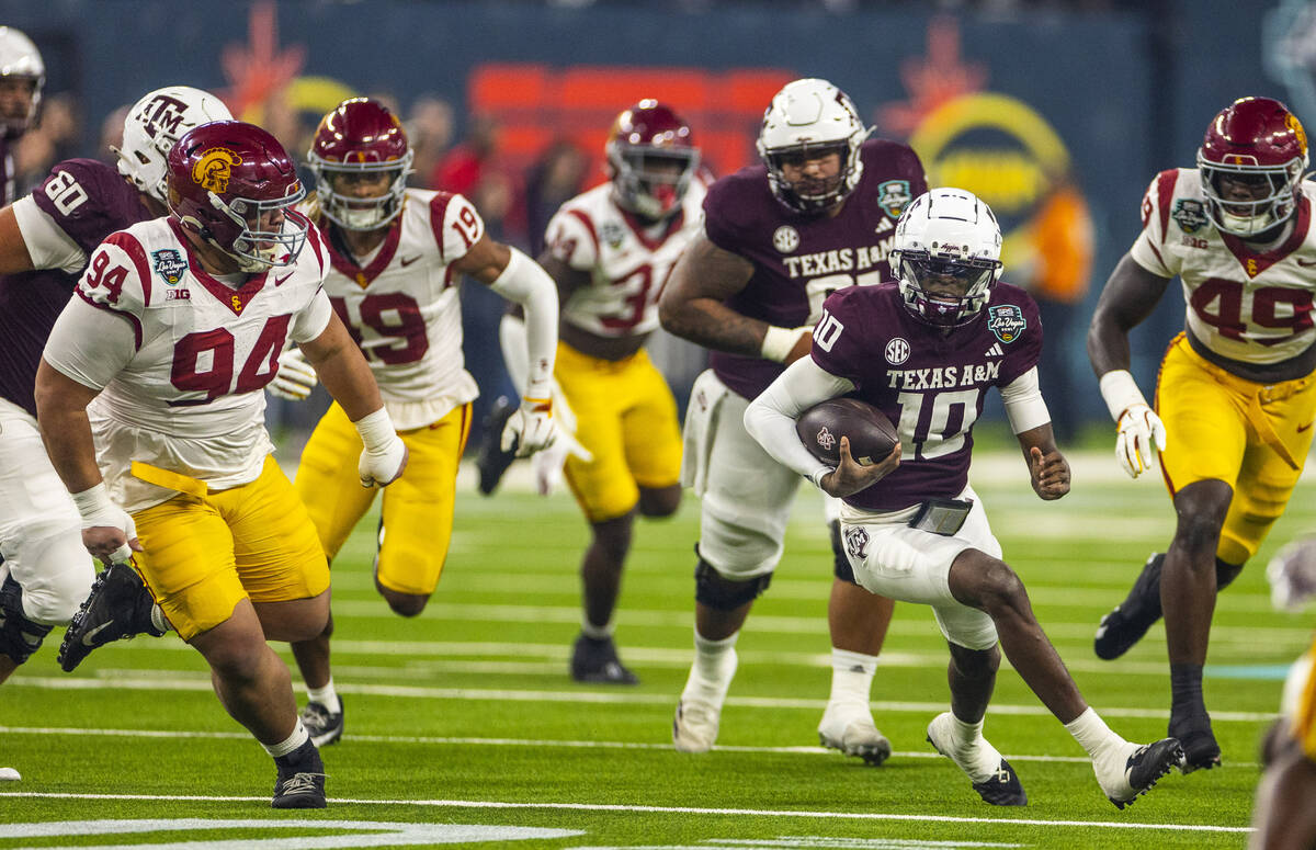 Texas A&M Aggies quarterback Marcel Reed (10) breaks free for a run as USC Trojans defensiv ...