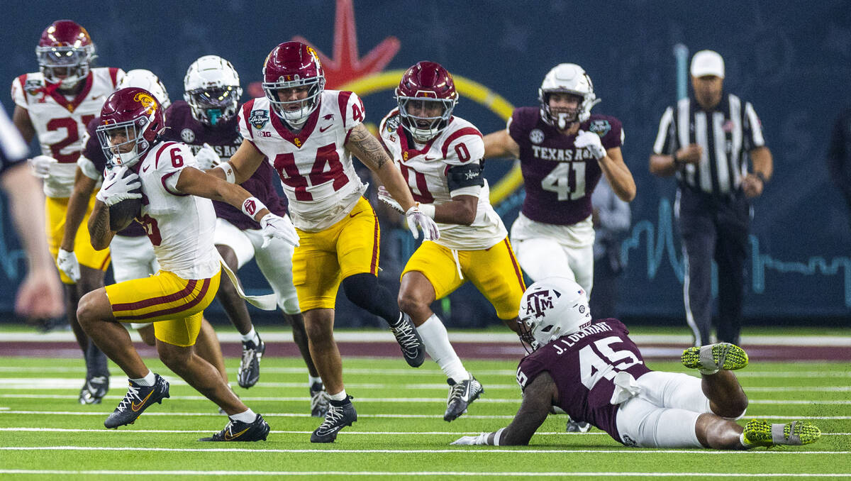 USC Trojans wide receiver Makai Lemon (6) breaks free for a long run as Texas A&M Aggies li ...