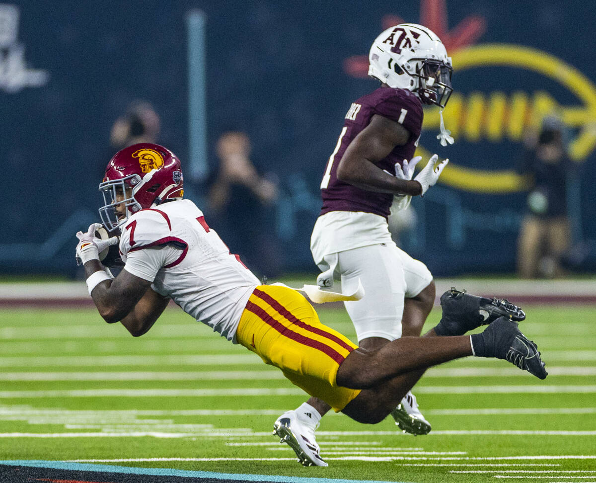 USC Trojans safety Kamari Ramsey (7) intercepts a p[ass intended for Texas A&M Aggies wide ...