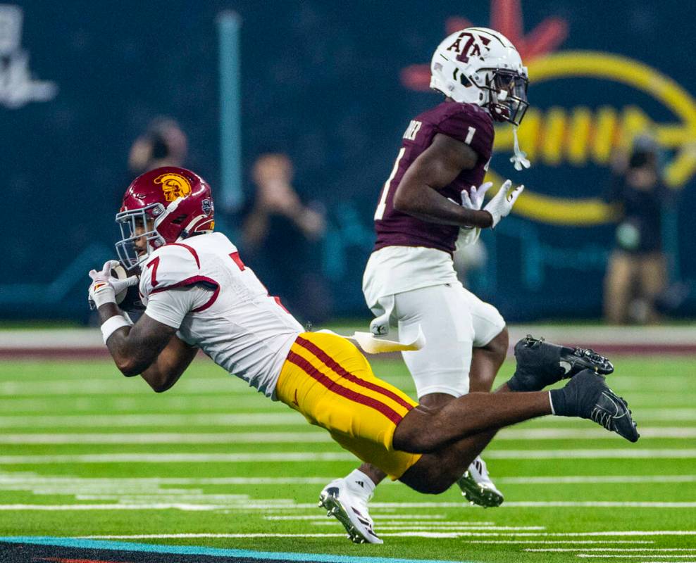 USC Trojans safety Kamari Ramsey (7) intercepts a p[ass intended for Texas A&M Aggies wide ...