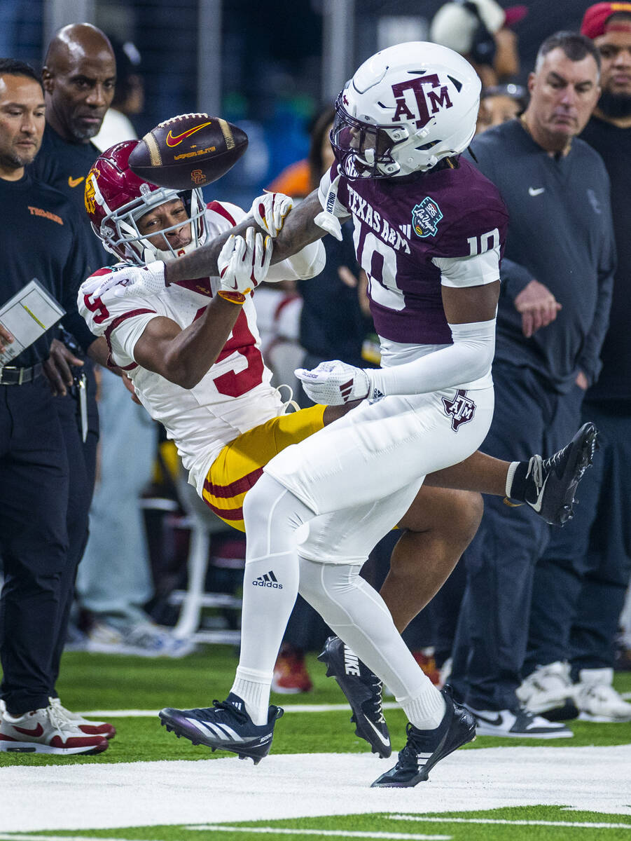 USC Trojans wide receiver Jay Fair (9) attempts to grab a pass as Texas A&M Aggies defensiv ...