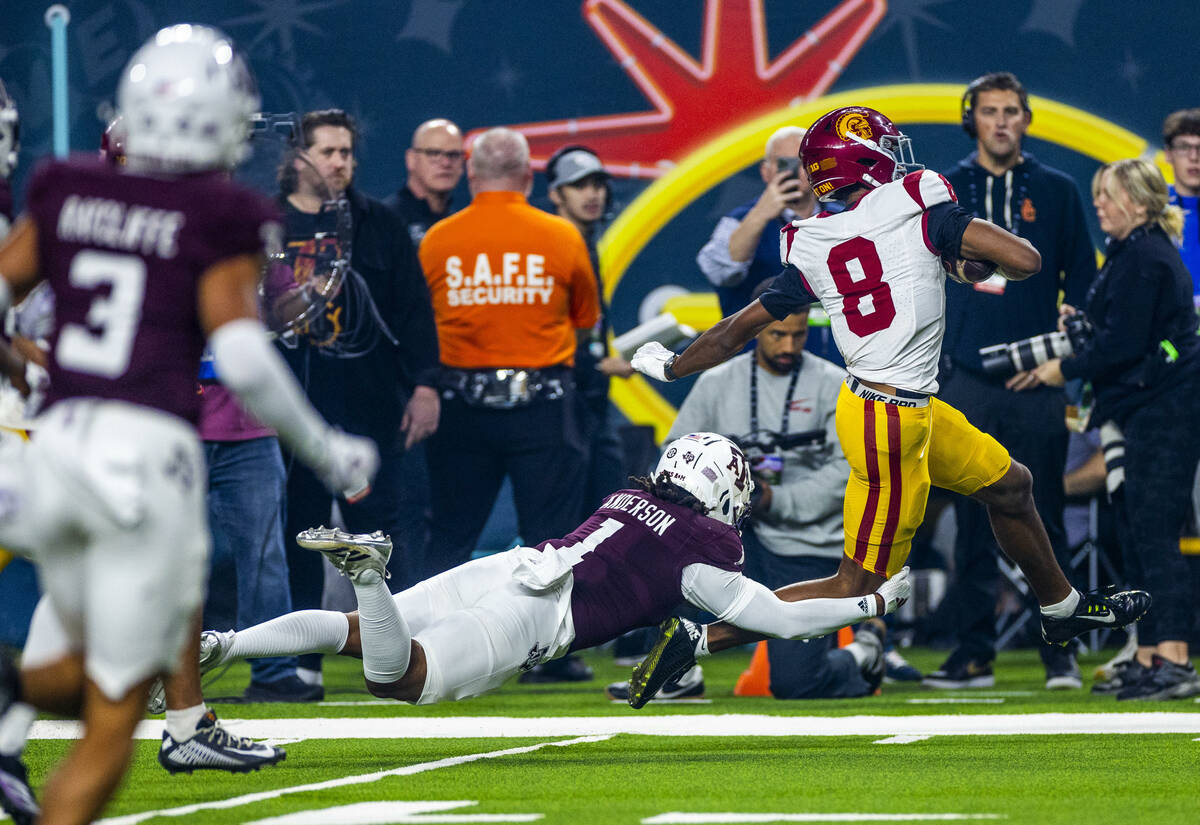 USC Trojans wide receiver Ja'Kobi Lane (8) evades a tackle attempt on a touchdown run by Texas ...