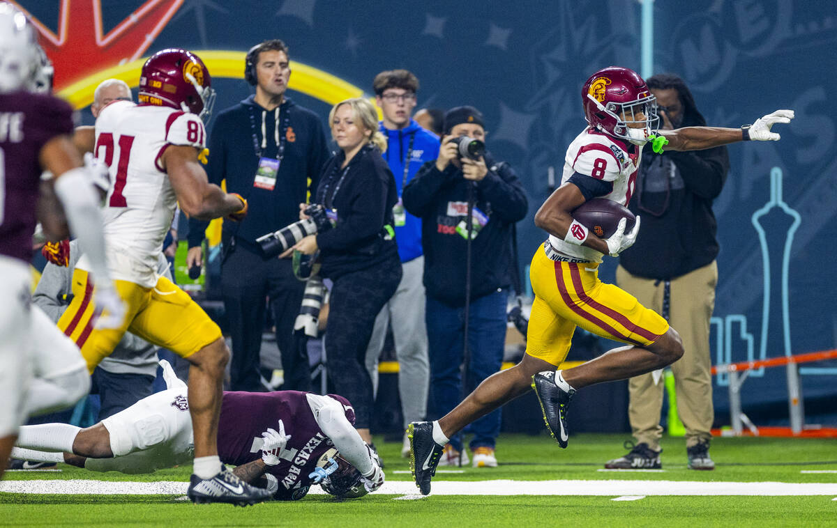 USC Trojans wide receiver Ja'Kobi Lane (8) evades a tackle attempt on a touchdown run by Texas ...