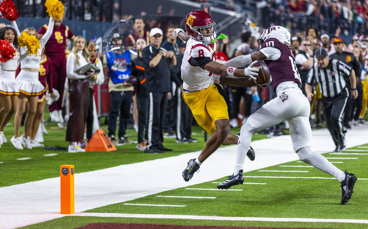 USC Trojans wide receiver Ja'Kobi Lane (8) attempts to stretch the ball over the goal line with ...