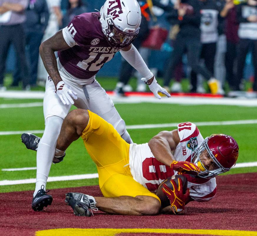 USC Trojans wide receiver Kyle Ford (81) falls into the end zone for the winning score as Texas ...