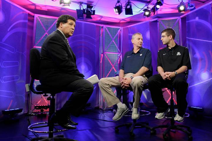 Greg Gumbel, left, watches as Connecticut head coach Jim Calhoun talks to Butler head coach Bra ...