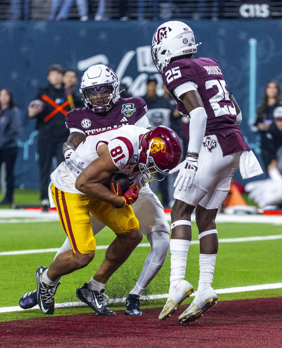 USC Trojans wide receiver Kyle Ford (81) falls into the end zone for the winning score as Texas ...