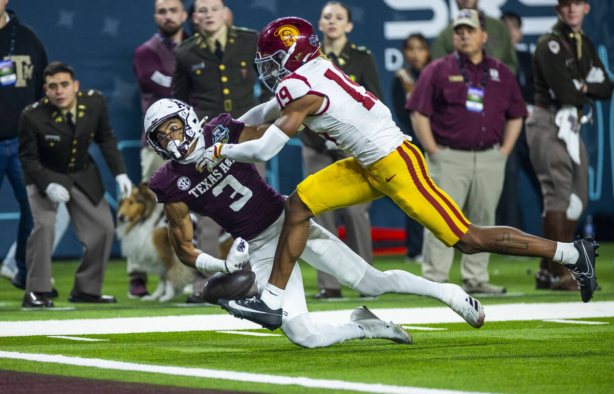 Texas A&M Aggies wide receiver Noah Thomas (3) is unable to secure a pass against USC Troja ...