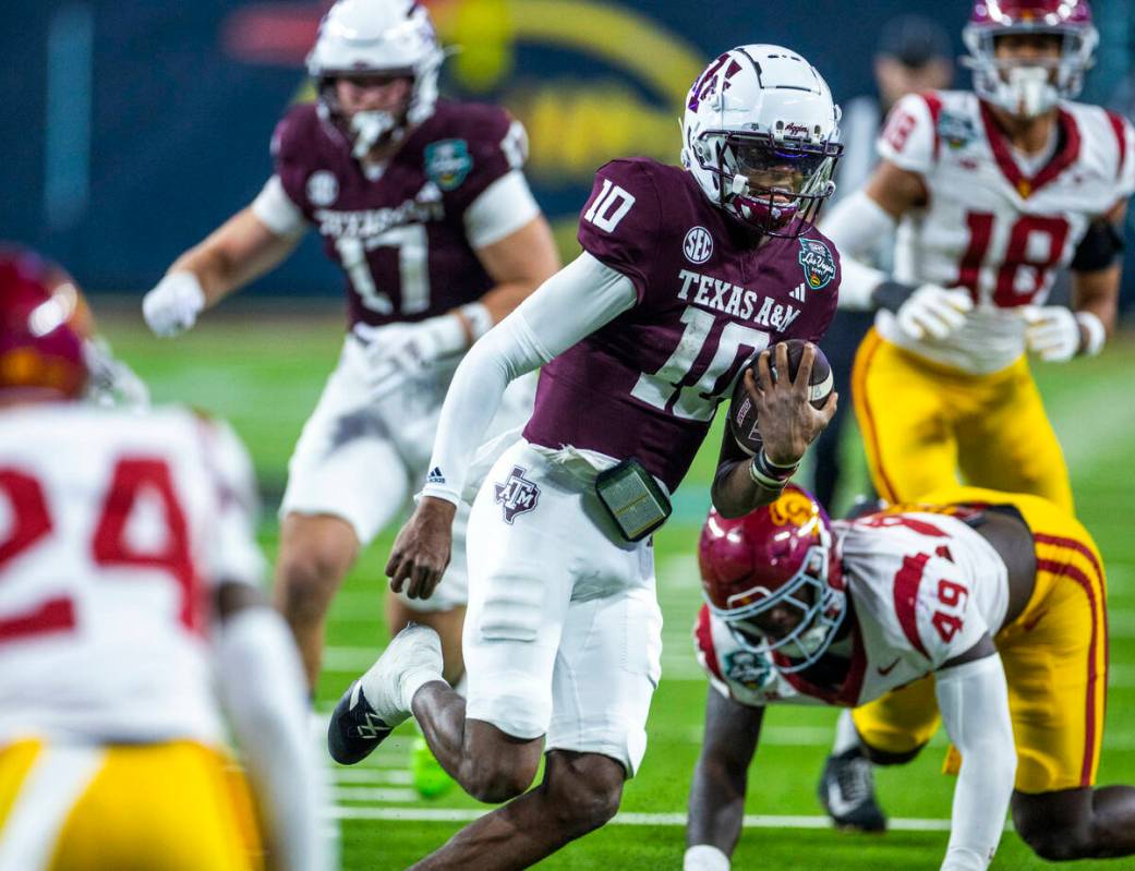 Texas A&M Aggies quarterback Marcel Reed (10) slices through the line on the way to the end ...