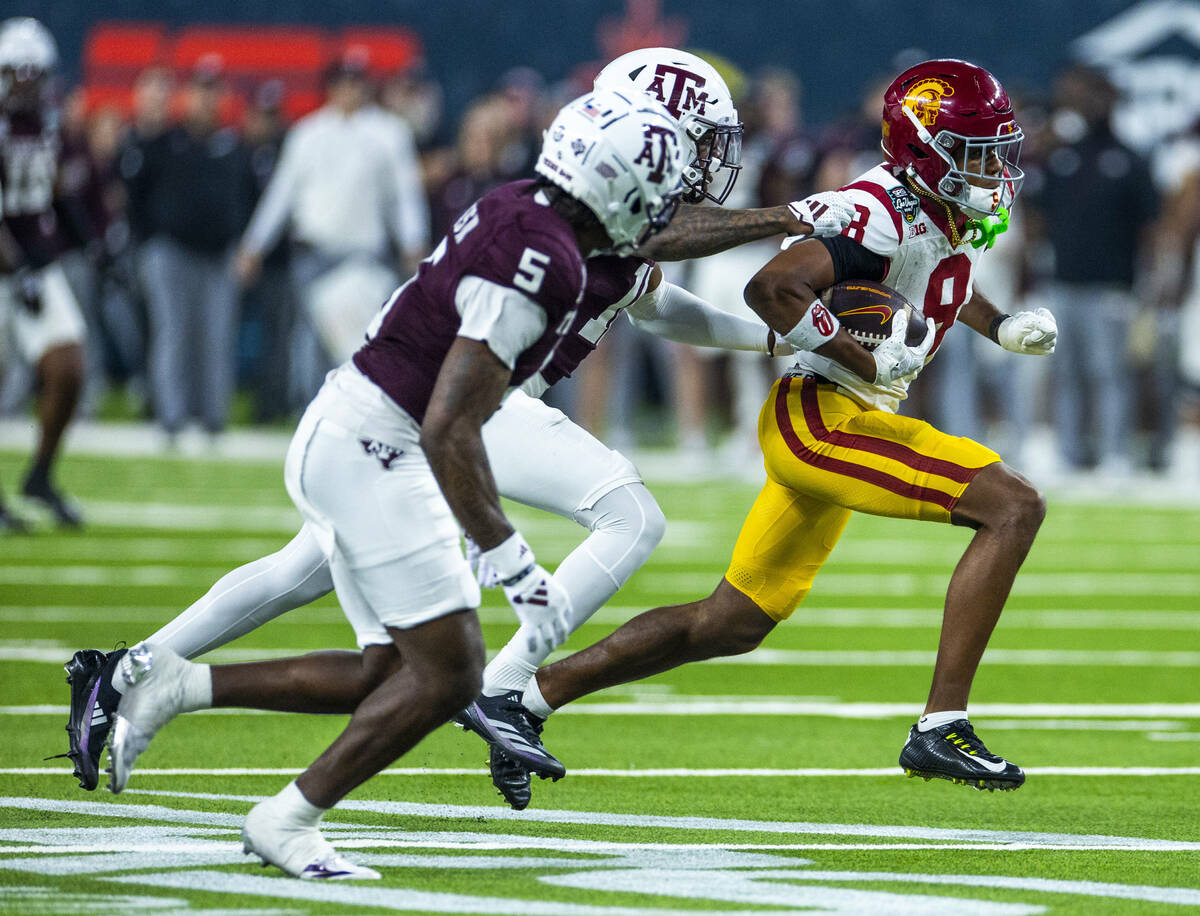 USC Trojans wide receiver Ja'Kobi Lane (8)outruns Texas A&M Aggies defensive lineman Nic Sc ...