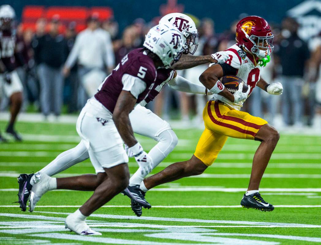 USC Trojans wide receiver Ja'Kobi Lane (8)outruns Texas A&M Aggies defensive lineman Nic Sc ...