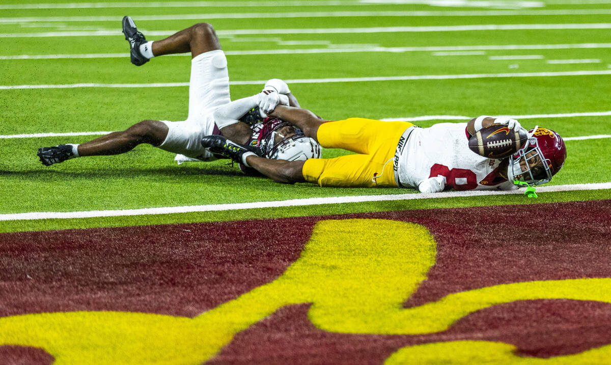 USC Trojans wide receiver Ja'Kobi Lane (8) stretches the ball across the goal line with Texas A ...