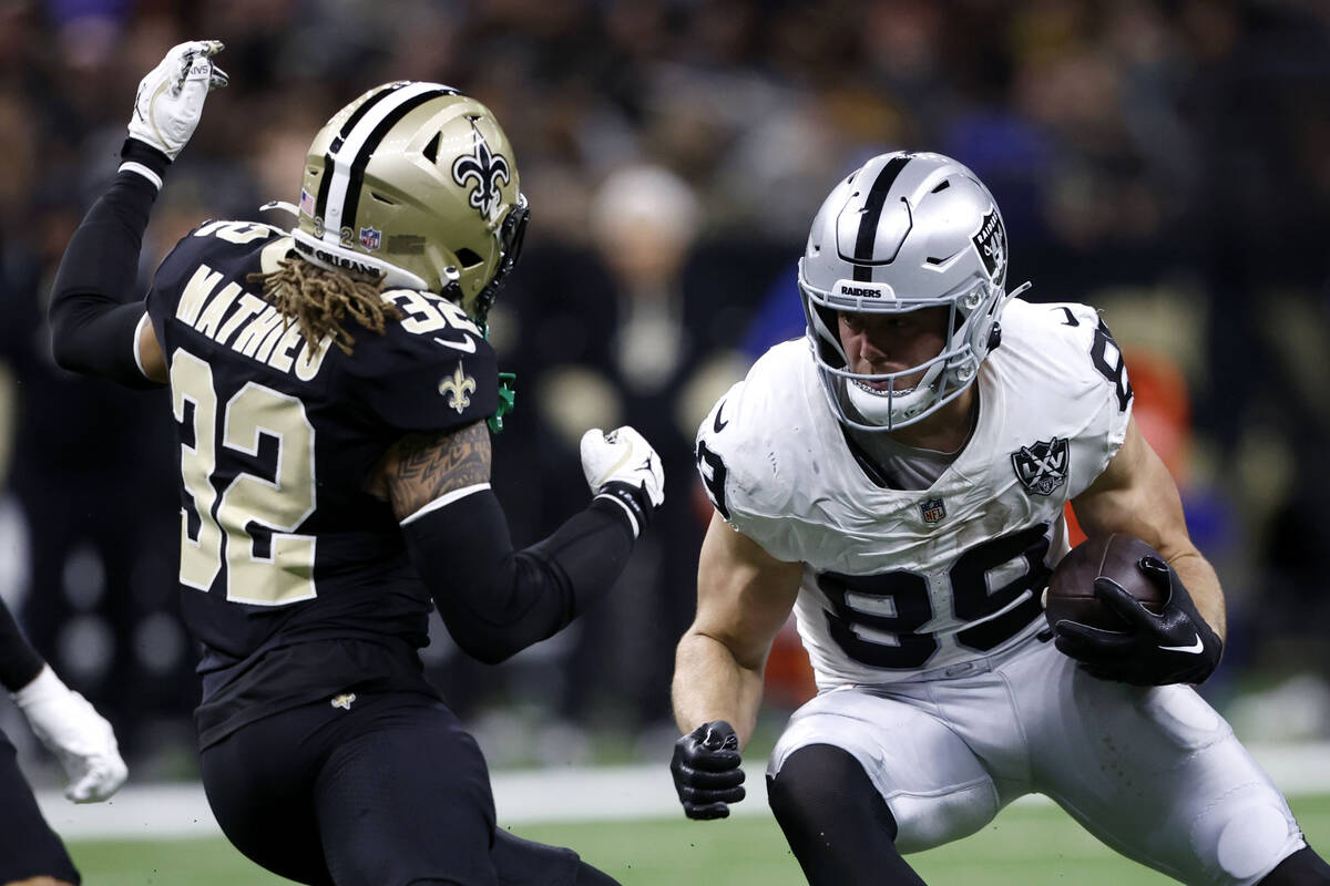 Las Vegas Raiders tight end Brock Bowers (89) runs from New Orleans Saints safety Tyrann Mathie ...