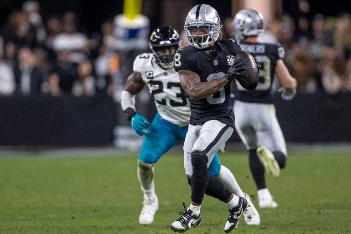 Raiders running back Ameer Abdullah (8) runs after making a catch with Jacksonville Jaguars lin ...