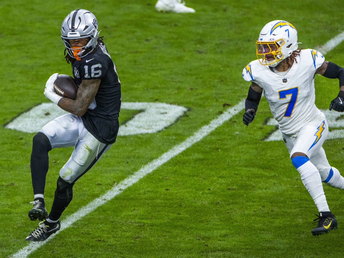 Raiders wide receiver Jakobi Meyers (16) grabs a pass as Los Angeles Chargers cornerback Kristi ...