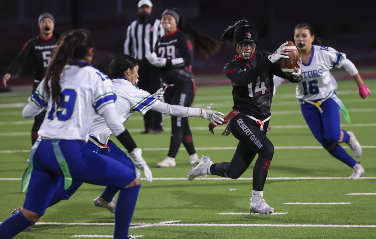 Desert Oasis' Allie Peralta (14) runs the ball during a flag football game against Green Valley ...