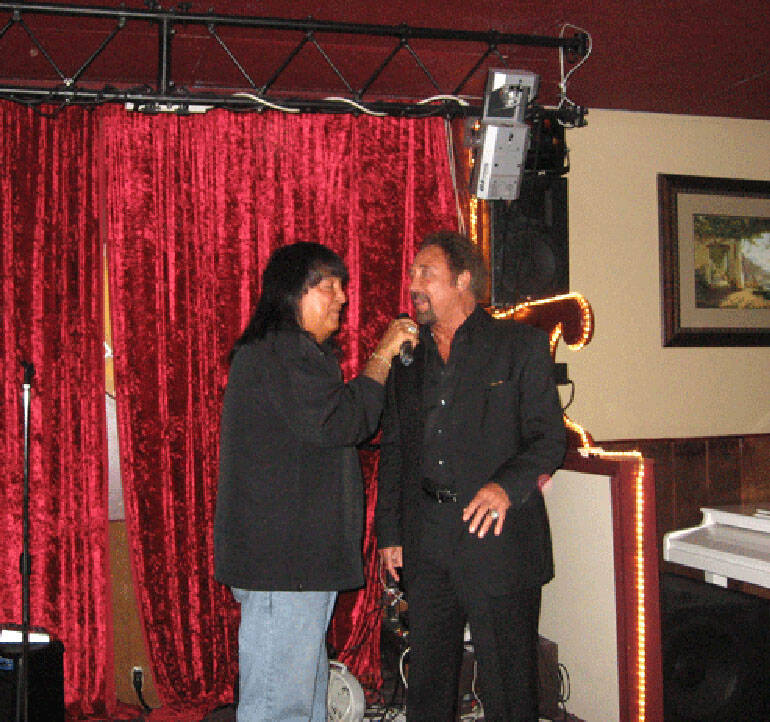 Cook E. Jarr, left, and Tom Jones perform an impromptu concert at De Stefano's Italian Restaura ...