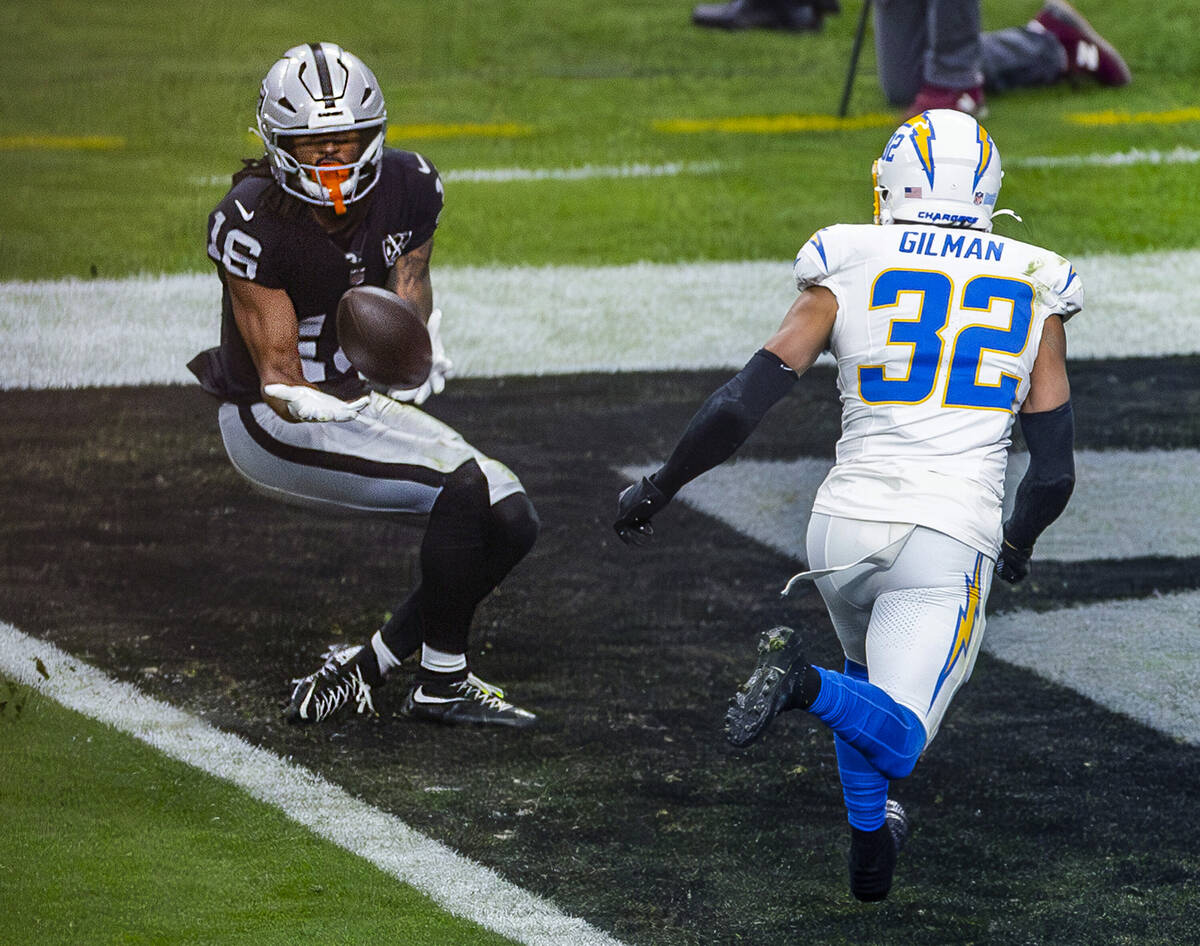 Raiders wide receiver Jakobi Meyers (16) looks in a touchdown pass as Los Angeles Chargers safe ...