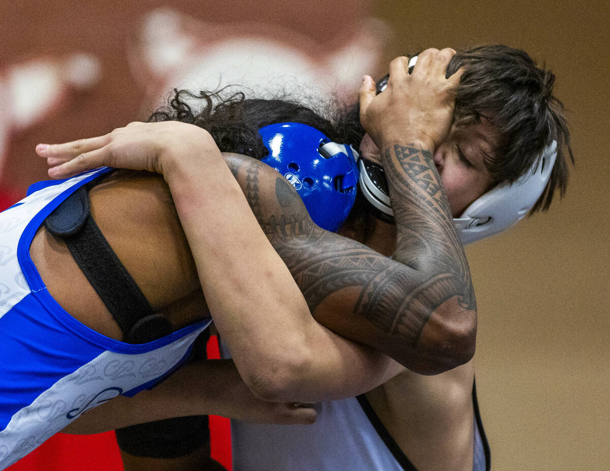 Sierra Vista's Makhi Clark grapples with SLAM's Eric Bice during their 106 lb. finals match in ...