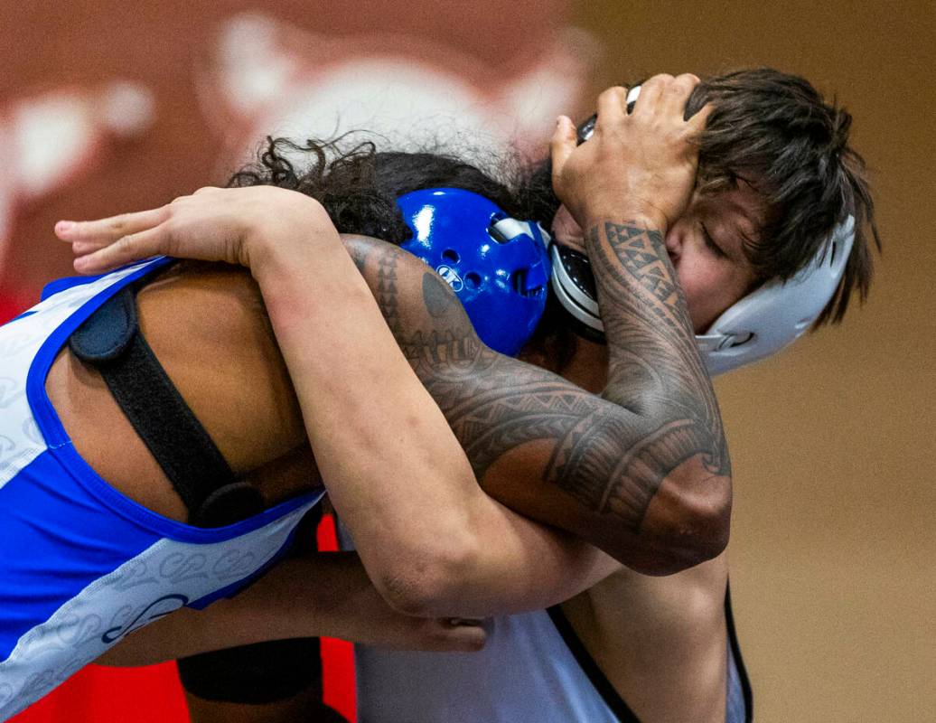 Sierra Vista's Makhi Clark grapples with SLAM's Eric Bice during their 106 lb. finals match in ...