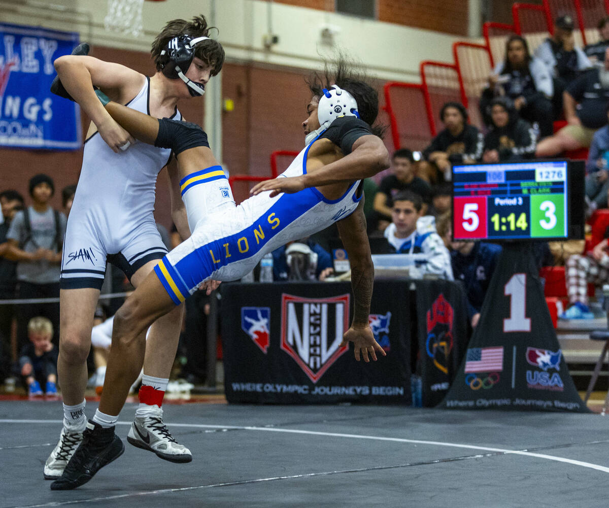 SLAM's Eric Bice takes down Sierra Vista's Makhi Clark iduring their 106 lb. finals match in th ...