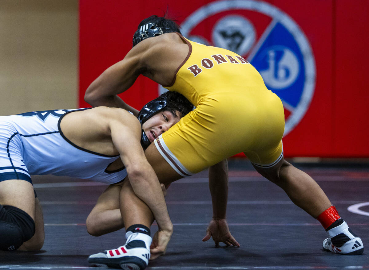 SLAM's Manuel Saldate wraps up the leg of Bonanza's Kanye Ilai-Simio during their 138 lb. final ...