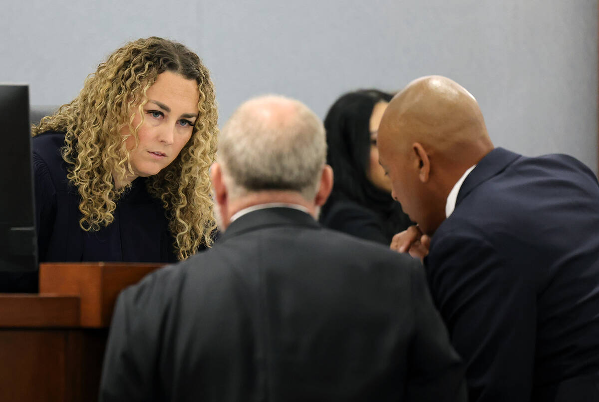 From left, District Judge Carli Kierny talks with Clark County Chief Deputy District Attorney M ...