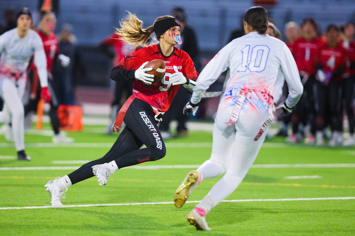 Desert Oasis wide receiver Johnna Waldahl (9) runs the ball during a flag football game between ...