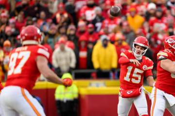 Kansas City Chiefs quarterback Patrick Mahomes (15) throws to Kansas City Chiefs tight end Trav ...